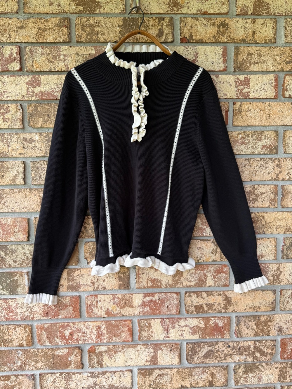 Cabi Adorn Pullover Sweater Women’s Size XL Black White Beautiful Condition!